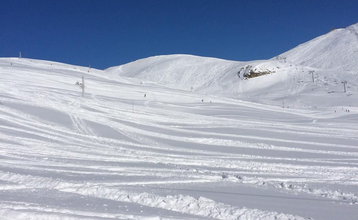 Neige et soleil sur les pistes hôtel Orédon Saint Lary Hautes Pyrénées proche télécabine